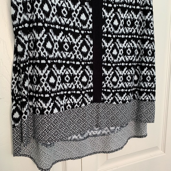 B.L.U.E. Black/White Print Sleeveless V-Neck Top-S - Picture 4 of 10